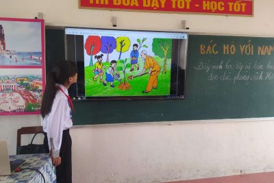 Một số hình ảnh học sinh tìm hiểu Bác Hồ với Nam Định tại trường THCS Hải Lộc