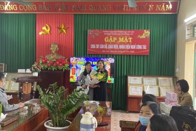 Nhà trường gặp mặt chia tay cán bộ, giáo viên, nhân viên nghỉ công tác