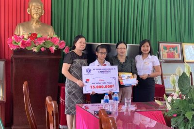 TRung tâm Anh ngữ Cambridge Hải Hậu trao học bổng cho học sinh trường THCS Hải Lộc