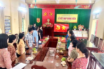 CHI BỘ TRƯỜNG THCS HẢI LỘC LỄ KẾT NẠP ĐẢNG VIÊN
