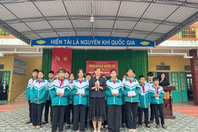 TRƯỜNG THCS HẢI LỘC, NINH BÌNH – PHÁT PHẦN THƯỞNG CHO 21 HỌC SINH ĐẠT ĐIỂM CAO NHẤT NHÌ KHỐI TRONG KỲ KIỂM TRA, ĐÁNH GIÁ GIỮA HỌC KỲ I NĂM HỌC 2025 – 2026