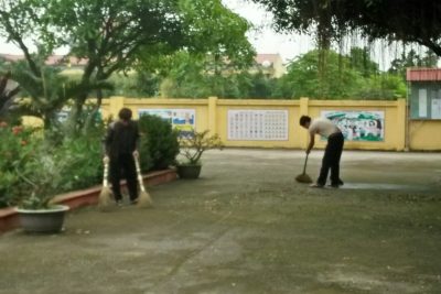 Giáo viên lao động vệ sinh môi trường trong mùa dịch Covid-19
