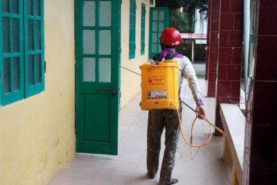 Phun khử khuẩn chuẩn bị đón học sinh trở lại trường
