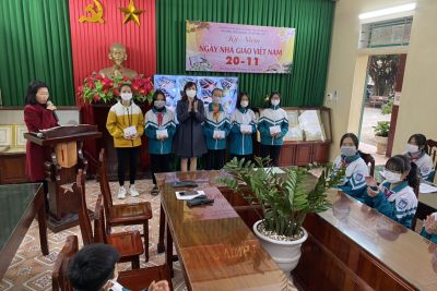 Trao phần thưởng cho các chi đội , cá nhân có thành tích trong đợt thi vẽ tranh về anh bộ đội nhân ngày 22/12/2021 của liên đội trường THCS Hải Lộc.